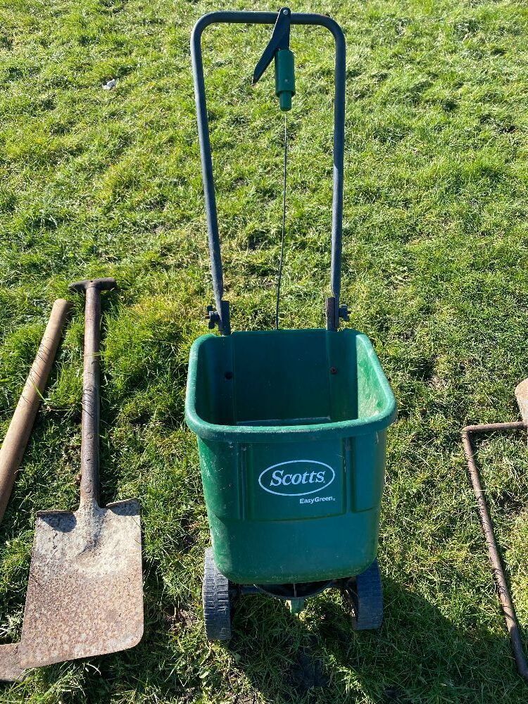 Scotts Easy Green Push Broadcaster for Seeds or Fertiliser