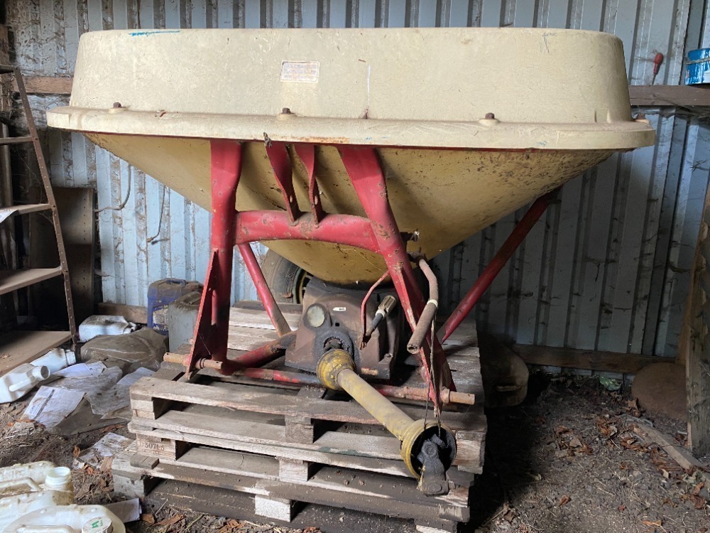 12m Vicon Fertiliser Spreader (Patched Up)