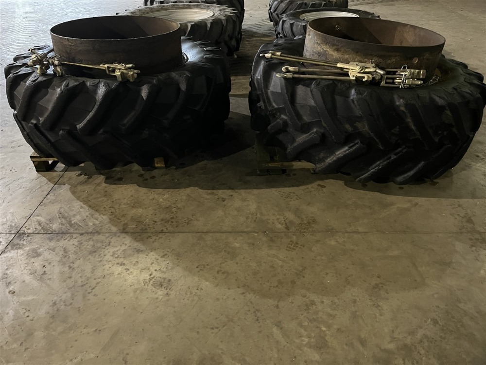 Pair of Dual Wheels 580/70R38 Pirelli tyres (30% worn), stocks rims, 8 clamps.